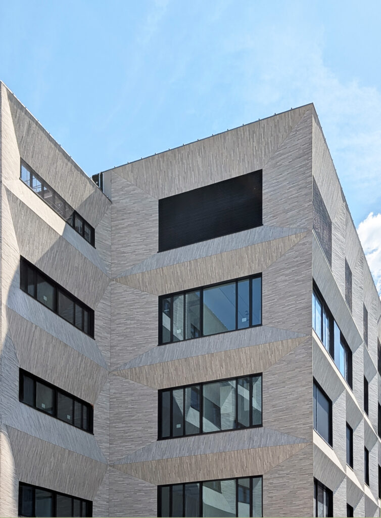eine Ecke des Laborgebäudes SkyOne in Heidelberg