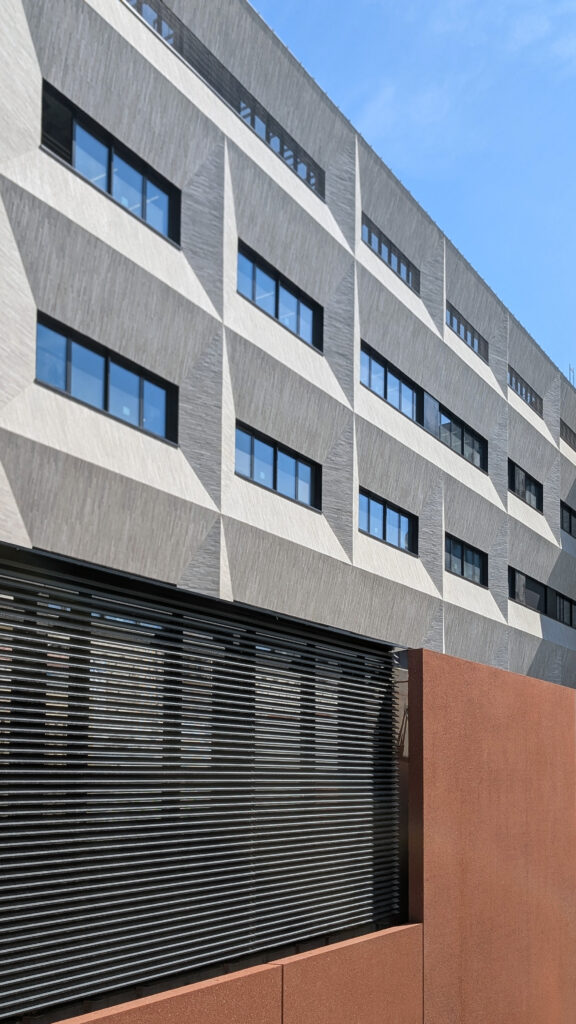 Blick auf die Rückseite des Laborgebäudes SkyOne Heidelberg