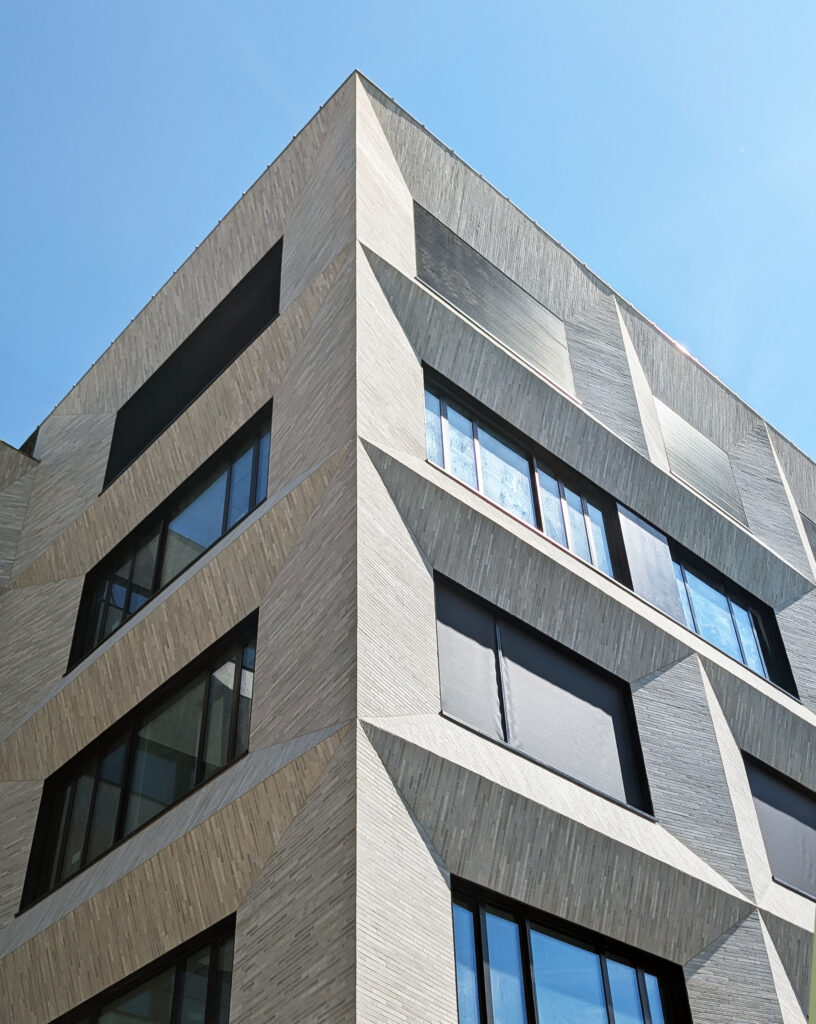 Blick auf eine Ecke des Laborgebäudes SkyOne in Heidelberg